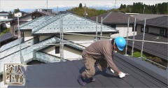 住宅 コロニアル屋根の縁切り