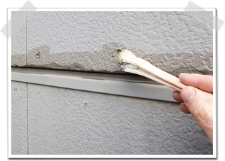 外壁を強くする強化剤とフィラーという補修剤を塗装しております。