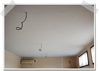 店舗内装の塗装　虫食い天井