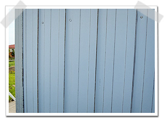 塗り替え前　外壁トタンの色はげと細かいサビ