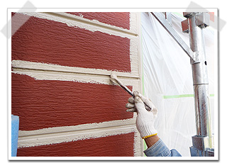 仕上げ塗装　外壁の中塗り スチールサイディングの平面を刷毛塗り
