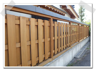 住宅　木の塀の保護塗装