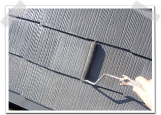 コロニアル屋根には、弱溶剤2液型フッ素樹脂塗料を塗装。