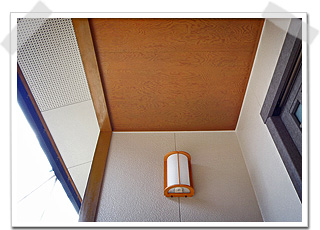 塗り替え後の写真　玄関廻り 木の天井
