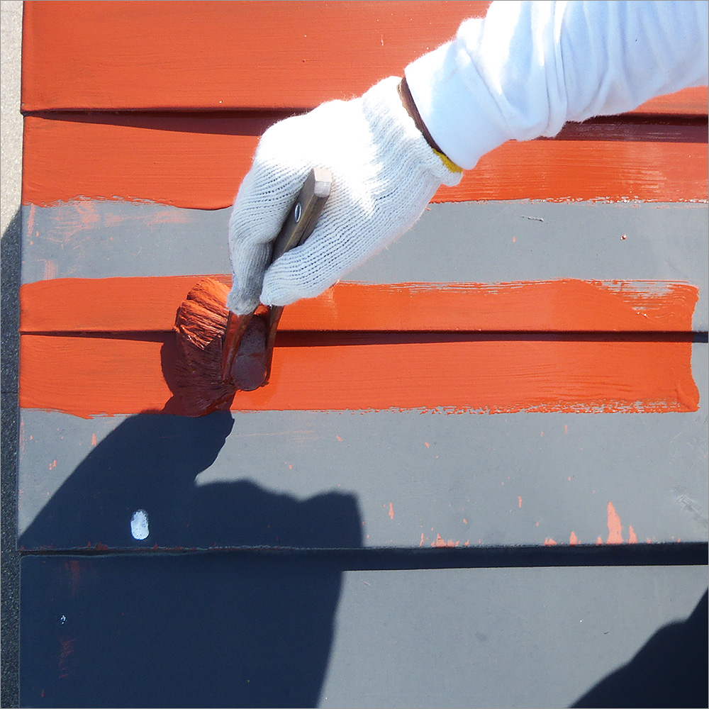 富山県南砺市の塗り替え　トタン屋根の下塗り（サビ止め塗装）