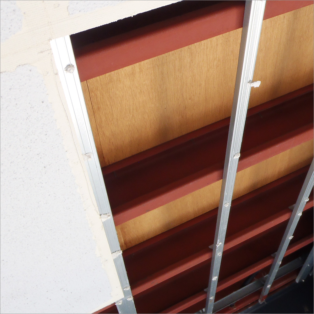富山県南砺市の塗り替え　鉄骨車庫の天井ボード張り替えと補修