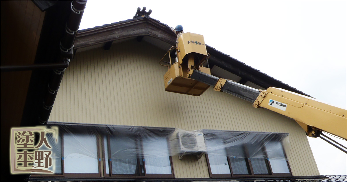 南砺市 住宅　高所作業車で破風塗り替え