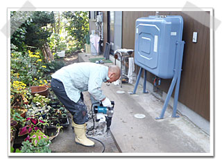 庇の柱を立てるための穴掘り作業