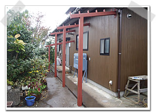 庇の柱（軽量鉄骨）の設置